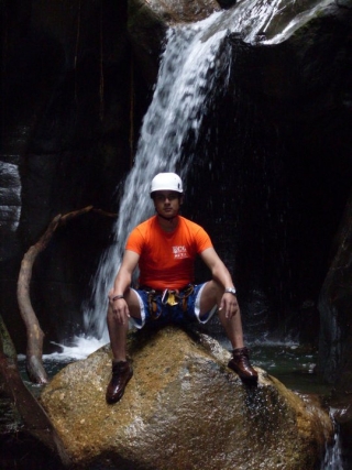  Rappelling in waterfalls 
